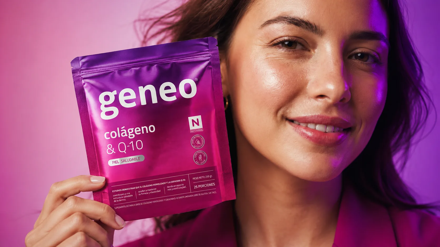 Woman holding Geneo Colágeno & Q10