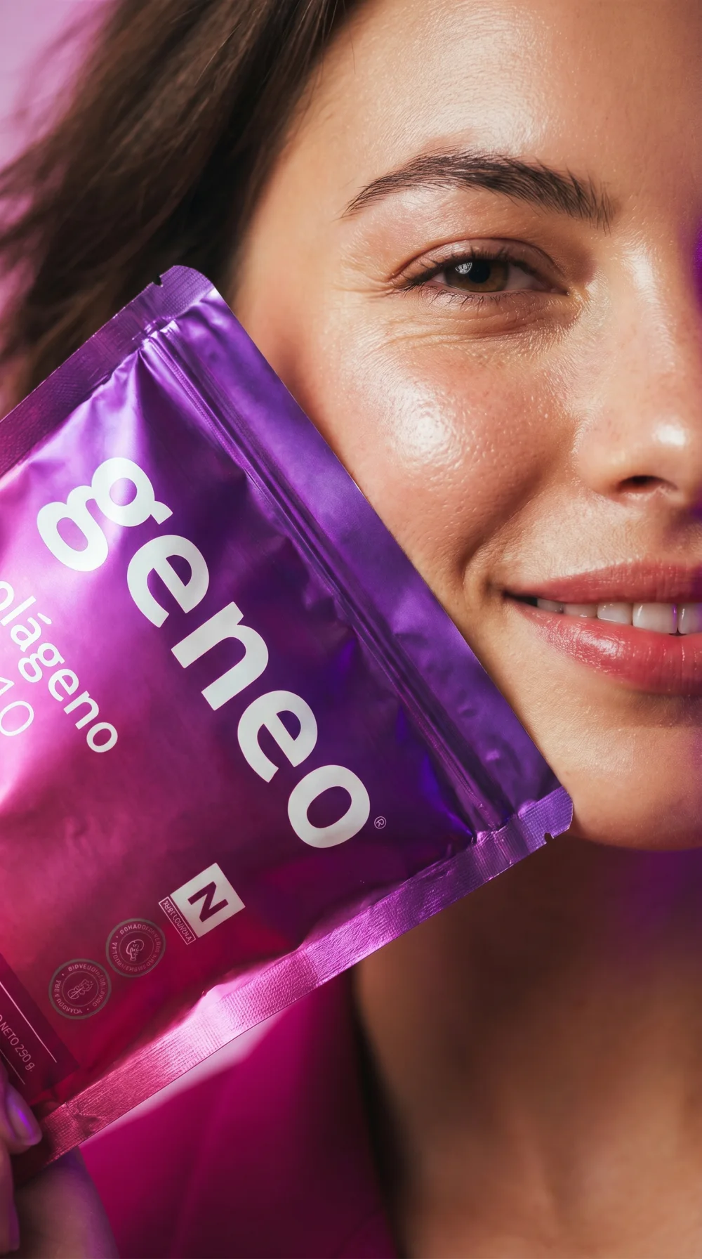Woman holding Geneo Colágeno & Q10